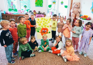 Dzieci z plakatem marchewki świętują "Światowy Dzień Marchewki".