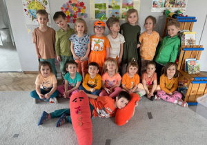 Zdjęcie grupowe dzieci z grupy "Sówki".
