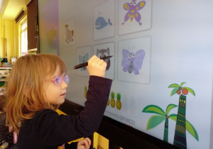 Dzieci wykonują interaktywne zadania.