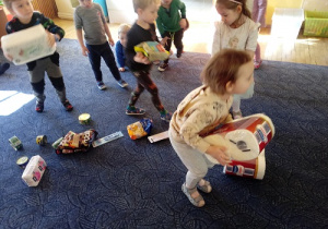 Dzieci pakują rzeczy dla Ukrainy.