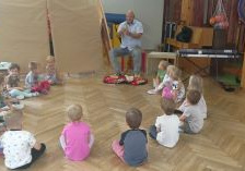 Dzieci uczestniczą w zajęciach audycji muzycznej.