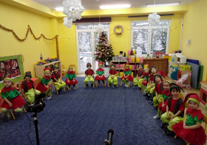 Dzieci gotowe na przedstawienie świąteczne.