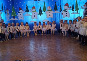 Dzieci podczas świątecznego przedstawienia.
