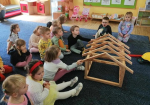 Dzieci podczas warsztatów w stolarskich