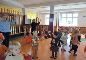 Dzieci tańczą podczas Balu Jesieni.