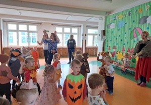 Dzieci tańczą podczas Balu Jesieni.
