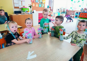 Dzieci ze zrobionymi przez siebie wielkanocnymi zajączkami.