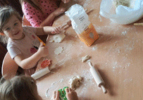 Dzieci wykonują ozdoby Halloweenowe z masy solnej.