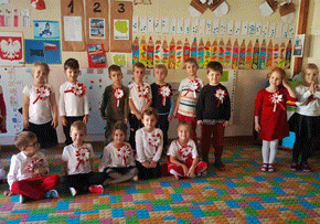 Zdjęcie grupowe dzieci podczas Dnia Niepodległości.