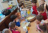 Dzieci podczas warsztatów wykonują pierniki.