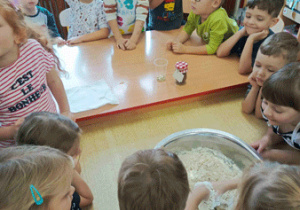 Dzieci podczas warsztatów "Od ziarenka do bochenka".