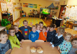 Dzieci cieszą się z wykonanego przez siebie chleba.