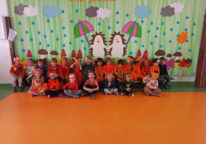 Zdjęcie grupowe dzieci podczas "Balu Jesieni".