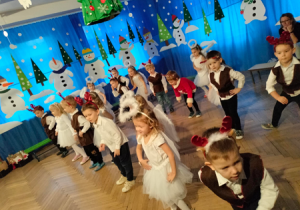 Dzieci tańczą podczas świątecznego przedstawienia.