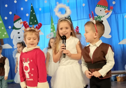 Dzieci recytują wiersze podczas świątecznego występu.