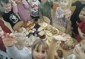 Dzieci świętują "Dzień Chleba". Poznają różne gatunki chleba.