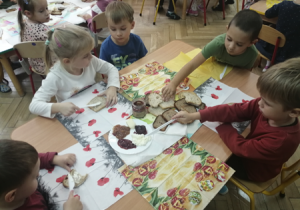 Dzieci przygotowują sobie kanapki