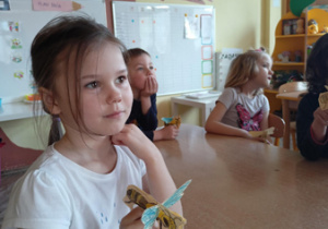 Dzieci słuchają ciekawostek o pszczołach podczas warsztatów