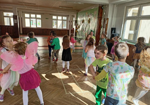 Tańce i zabawy dzieci podczas wiosennego balu