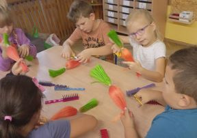 Dzieci biorą udział w warsztatach sizalowych.