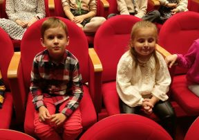 Dzieci uczestniczą w spektaklu pt. "Piękna i Bestia".