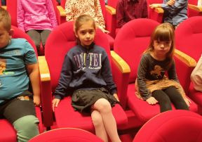 Dzieci podczas oglądania spektaklu pt. "Piękna i Bestia".