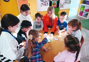 Dzieci z uczniami MSP podczas wspólnej gry.