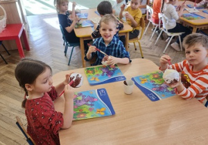 Dzieci malują farbami pączki
