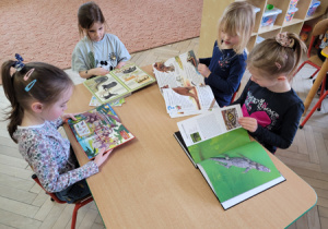 Dzieci oglądają książki o zwierzętach