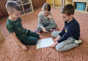 Dzieci pracują w zespołach i układają puzzle o zwierzętach egzotycznych