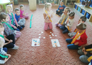 Dzieci grają w grę "Części ciała"