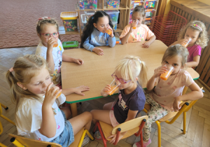 Dzieci piją wykonany przez siebie sok.