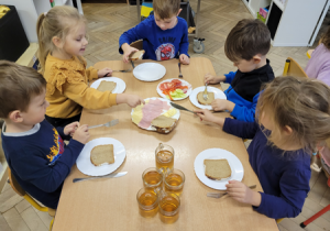 Dzieci przygotowują samodzielnie kanapki.