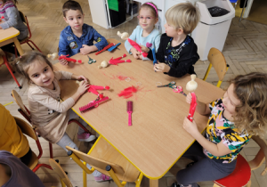 Dzieci podczas warsztatów wykonują Mikołaje z sizalu.