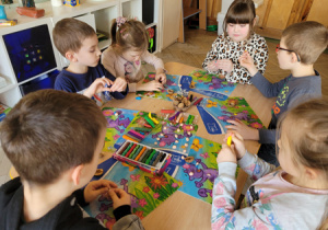 Dzieci wykonują Calineczkę z plasteliny