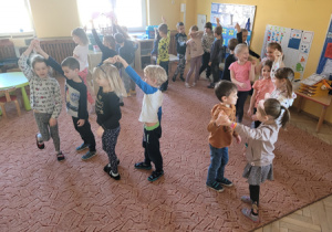 Dzieci wykonują "Taniec Elfów"