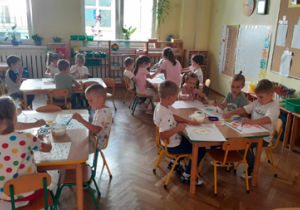 Dzieci malują farbami w "Międzynarodowy Dzień kropki".