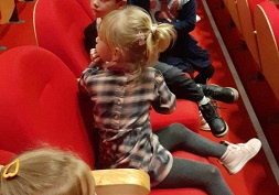 Dzieci czekają na spektakl w Teatrze Lalek "Arlekin".