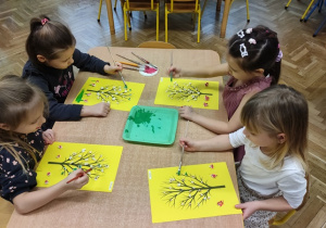 Dzieci tworzą prace plastyczną "Cztery pory roku".