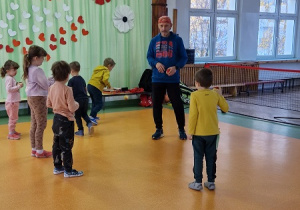 Dzieci biorą udział w pokazie tenisa.