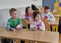 Dzieci biorą udział w zajęciach w Szkole Podstawowej nr 11.