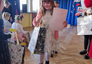 Dzieci biorą udział w konkursie językowym gdzie zdobywają III miejsce.