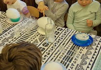 Dzieci biorą udział w warsztatach "Suchy lód".