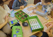 Dzieci biorą udział w zajęciach z robotyki.