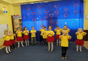 Dzieci podczas występu charytatywnego dla Basi tańczą i śpiewają piosenkę 'Serduszko przyjaźni'