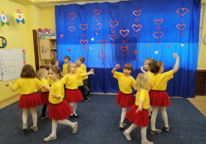 Dzieci podczas występu charytatywnego dla Basi tańczą i śpiewają piosenkę 'Serduszko przyjaźni'