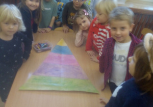 Dzieci wykonują "Piramidę Zdrowego Żywienia"
