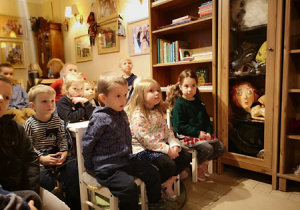 Dzieci oglądają przedstawienie pt. "Śpiąca Królewna"